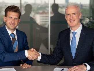 Andrei Duică și Shane Dowling au parafat acordul dintre Ayvens și BYD România. FOTO Smartpoint