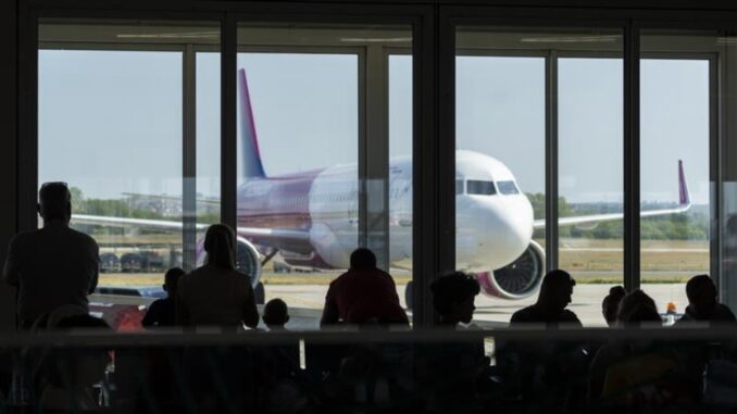 Avion în aeroport. FOTO Arhiva EUplus