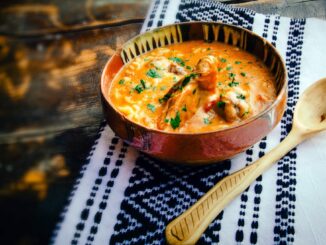 Papricaș de pui cu găluște. FOTO De Bihor