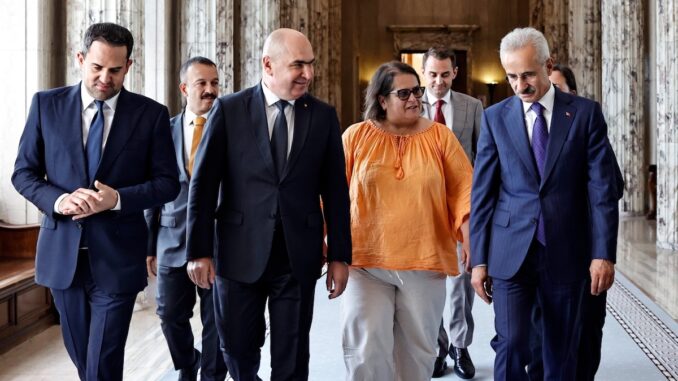 Delegația turcă, la întâlnirea cu reprezentanții Guvernului României. FOTO MTI