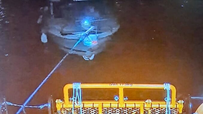 Ambarcațiunea aflată în derivă a fost adusă la mal. FOTO ARSVOM