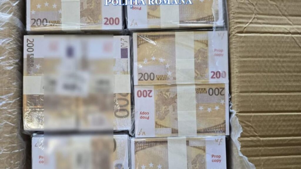 Bancnotele false erau recuzită de film. FOTO Poliția Română