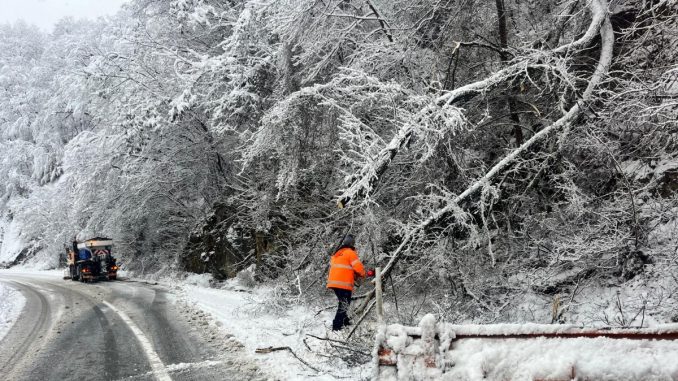 Lucrări la drumurile înzăpezite. FOTO CNAIR