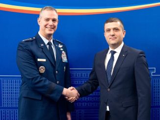 Alexus G. Grynkewich și Radu Miruță. FOTO MApN